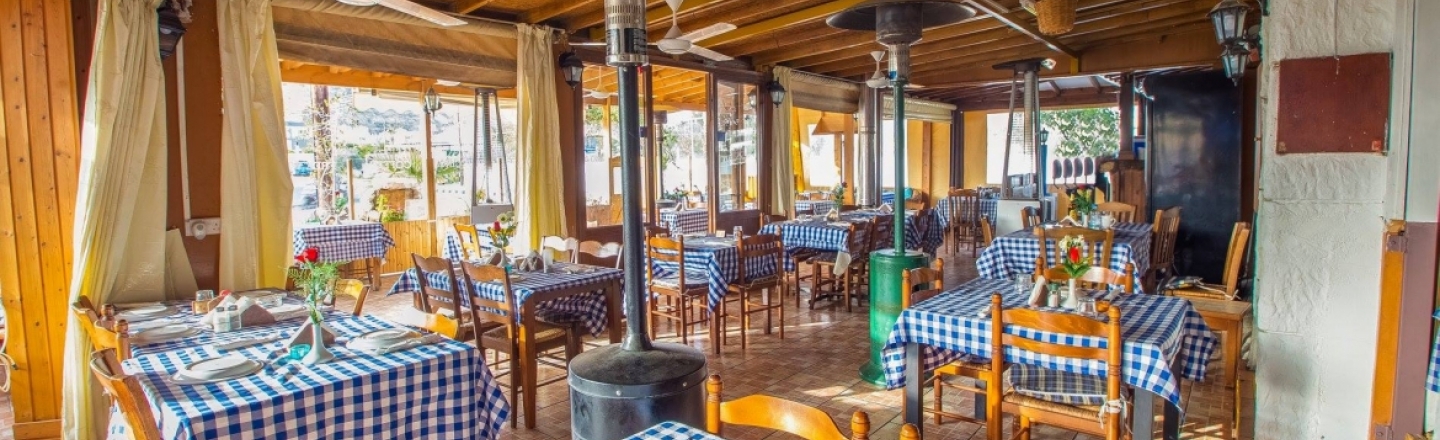 Corfu Tavern Oroklini, кипрская таверна Corfu Tavern в пригороде Ларнаки