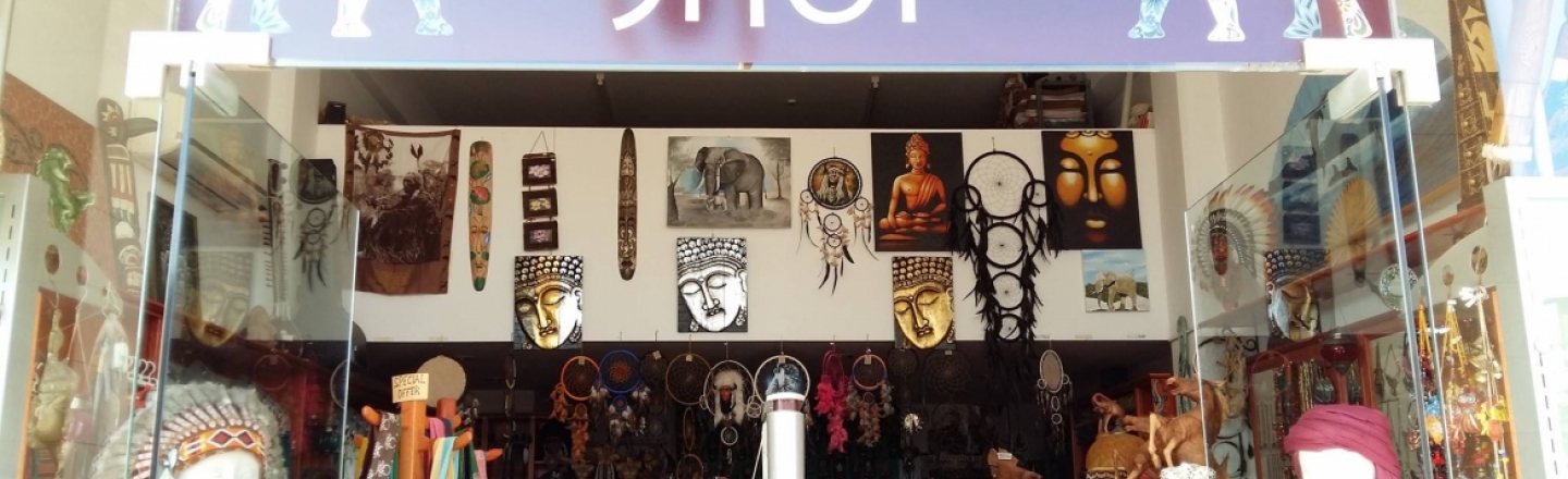 Магазин сувениров Ethnic Shop в центре Айя-Напе
