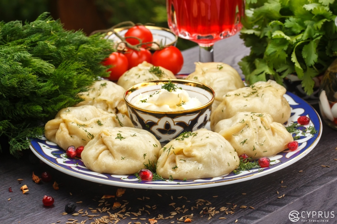 Манты — традиционное блюдо узбекской кухни